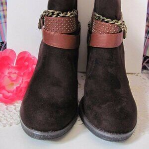 GC SHOES Womens Faux Suede  Dark Brown Fashion Booties  Brand new In Box  Size 9